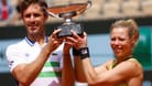 Überglückliche Sieger: Laura Siegemund (r.) und Edouard Roger-Vasselin mit der Trophäe der French Open.
