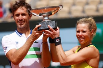 Überglückliche Sieger: Laura Siegemund (r.) und Edouard Roger-Vasselin mit der Trophäe der French Open.