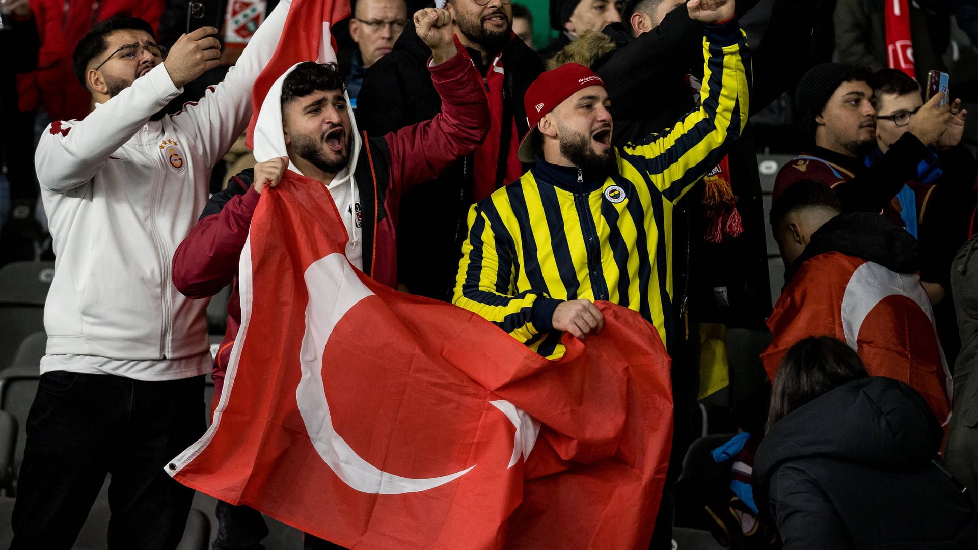 Türkische Fans im Olympiastadion: Verwandelt sie die EM in ein Heim-Turnier für die Türkei?