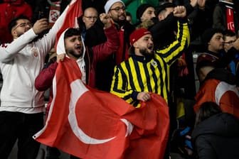 Türkische Fans im Olympiastadion: Verwandelt sie die EM in ein Heim-Turnier für die Türkei?