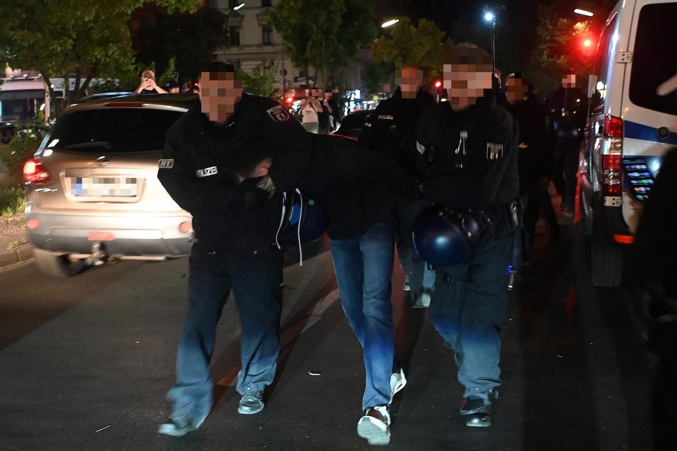 Polizisten führen einen Mann auf einer Pro-Palästina-Versammlung in Berlin ab