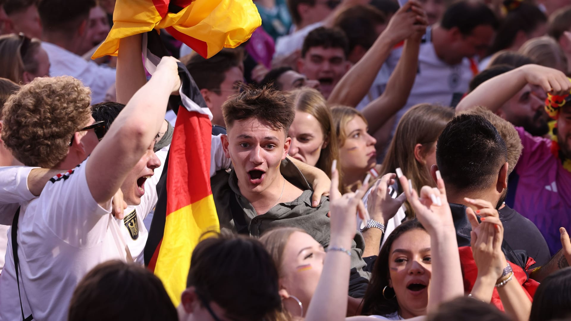 Fans auf dem Burgplatz: Jubel nach dem 1:1 der deutschen Mannschaft gegen die Schweiz.