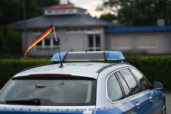 Deutschlandfahne an einem Auto der Bundespolizei (Symbolfoto): Landespolizisten dürfen das in NRW nicht.