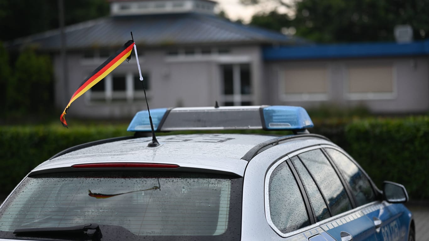 Deutschlandfahne an einem Auto der Bundespolizei (Symbolfoto): Landespolizisten dürfen das in NRW nicht.