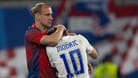 Domagoj Vida und Luka Modrić (r.): Sie kassierten in letzter Minute den Ausgleich gegen Italien.