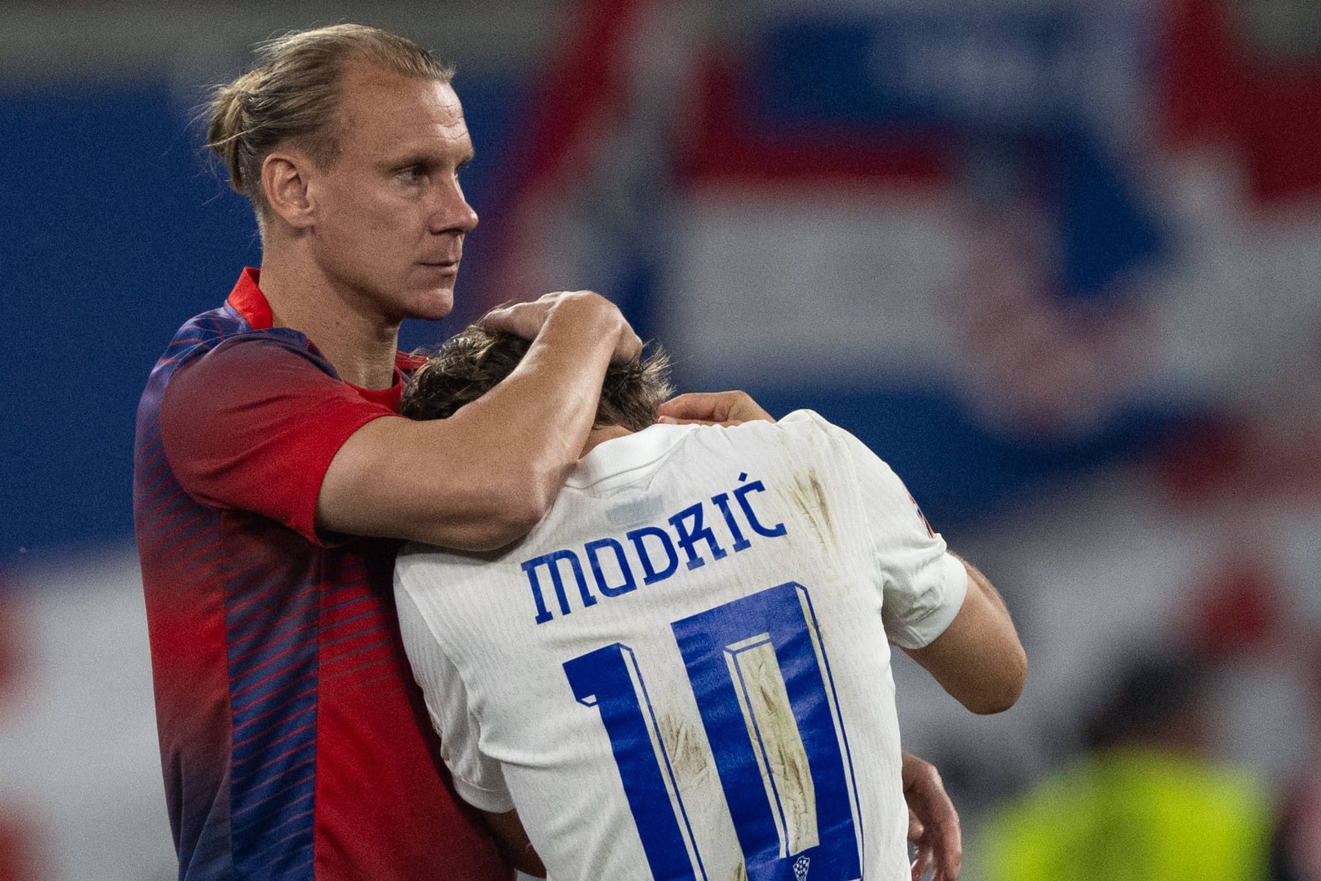 Domagoj Vida und Luka Modrić (r.): Sie kassierten in letzter Minute den Ausgleich gegen Italien.