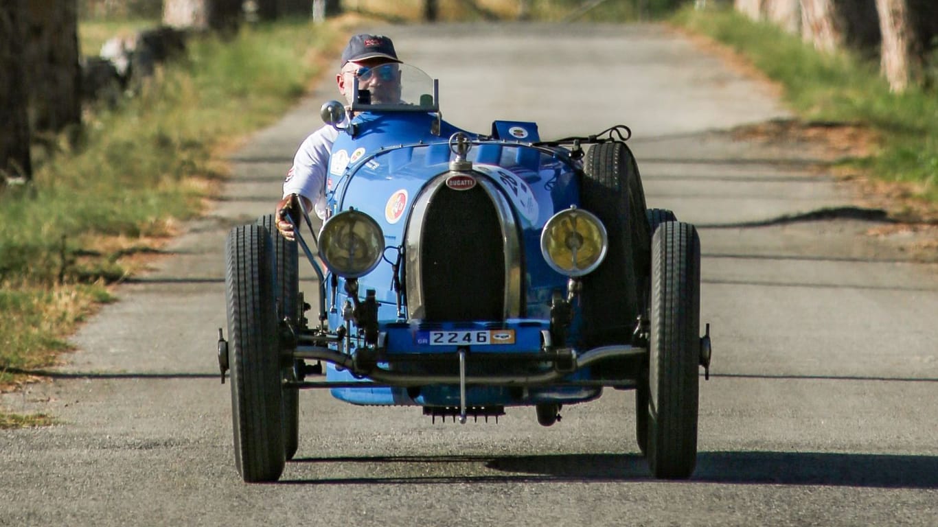 Typisch Bugatti: Der Kühlergrill hat die Form eines Hufeisens.