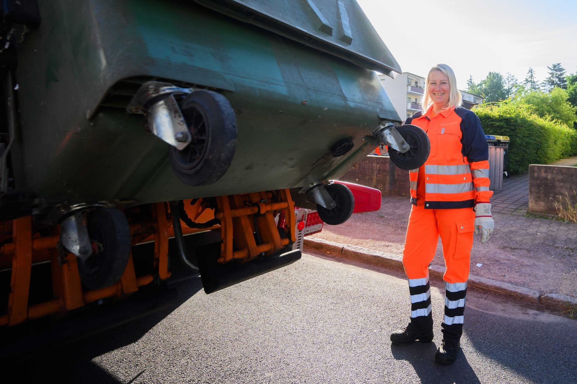 Yvonne Pedd steht vor einem Müllfahrzeug: Die 46-Jährige ist Müllwerkerin beim Aha Zweckverband Abfallwirtschaft Region Hannover.