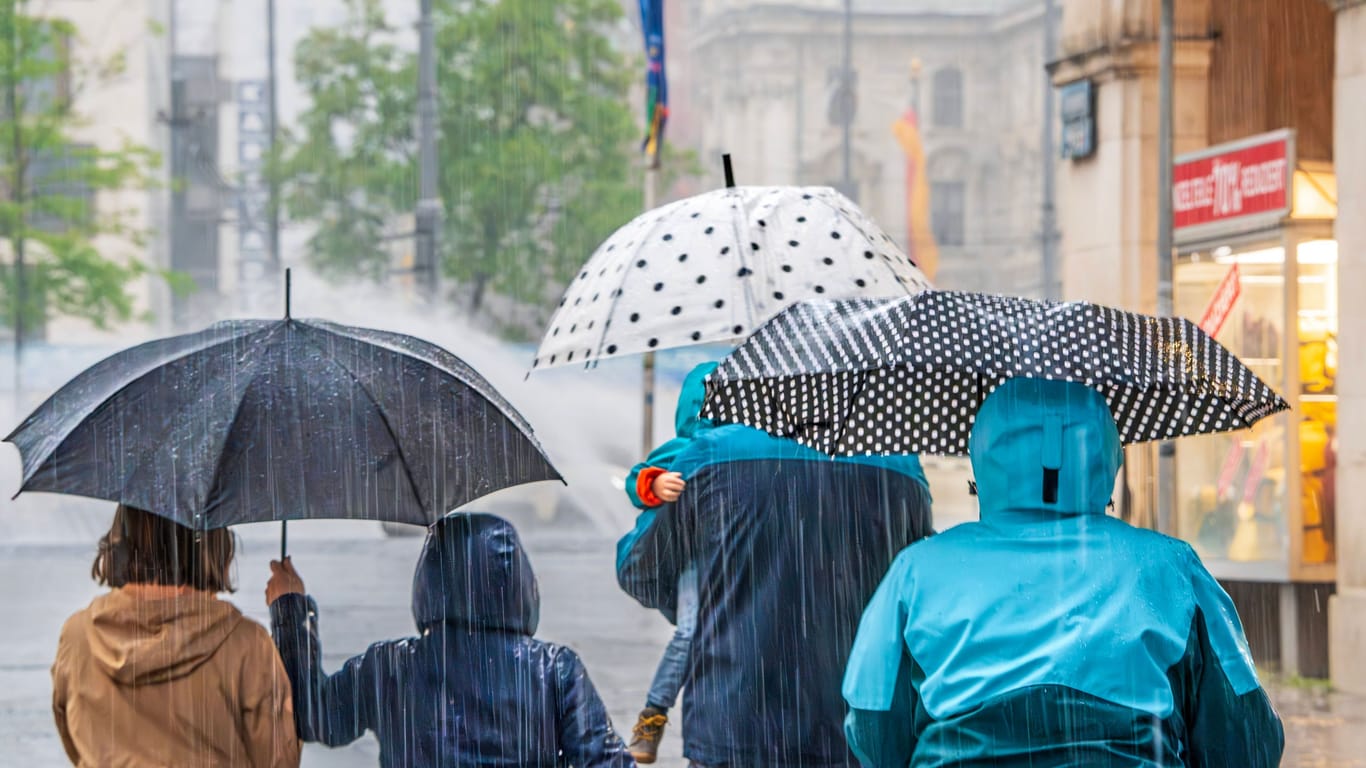 Menschen laufen bei Regen über den Stachus (Archivbild): Noch kann der DWD nicht genau sagen, wo es zu den Unwettern kommt.