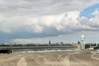 Der Bereich vor dem Hangar am ehemaligen Flughafen Tempelhof (Archivbild): Ein Architekt in Berlin hat Pläne für eine Bebauung.