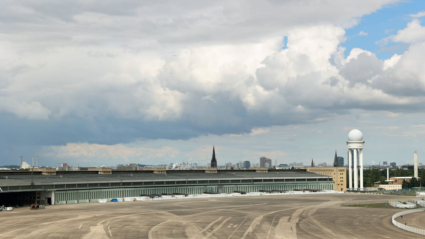 Der Bereich vor dem Hangar am ehemaligen Flughafen Tempelhof (Archivbild): Ein Architekt in Berlin hat Pläne für eine Bebauung.