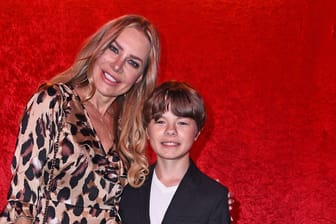 Xenia Seeberg posiert am 13.11.2019 mit Sohn Philias Martinek bei der Palazzo Gala-Premiere im Palazzo-Spiegelpalast in Berlin.