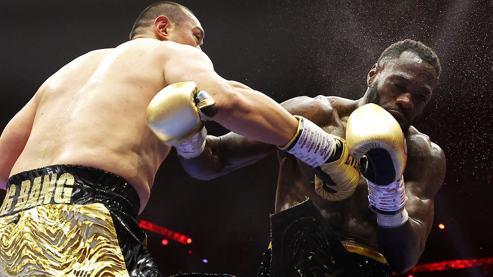 Deontay Wilder (r.) bekommt einen heftigen Schlag durch Zhilei Zhang ab.