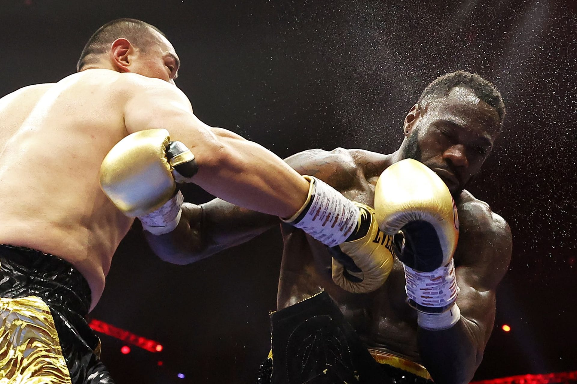 Deontay Wilder (r.) bekommt einen heftigen Schlag durch Zhilei Zhang ab.