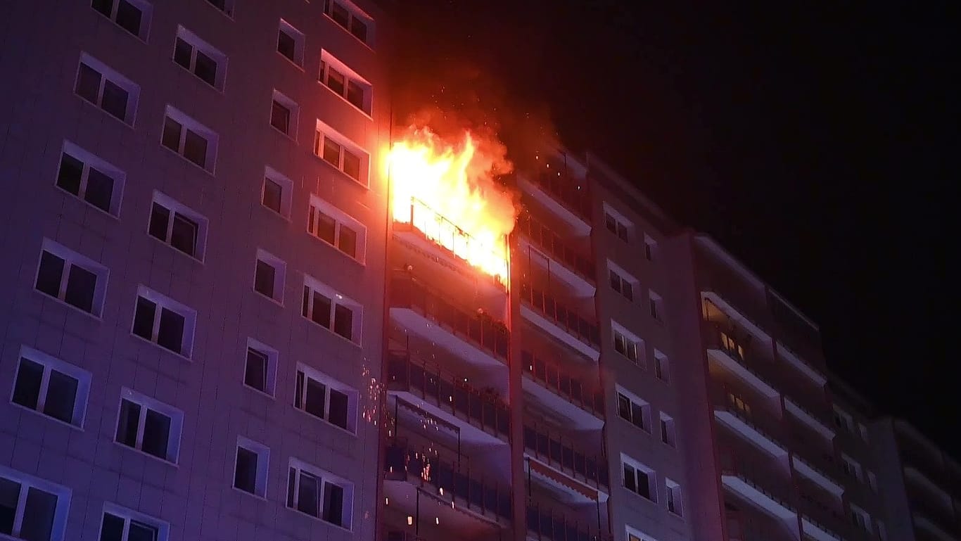Eine Wohnung in Vollbrand: Das Feuer schlug auch auf andere Balkone über.