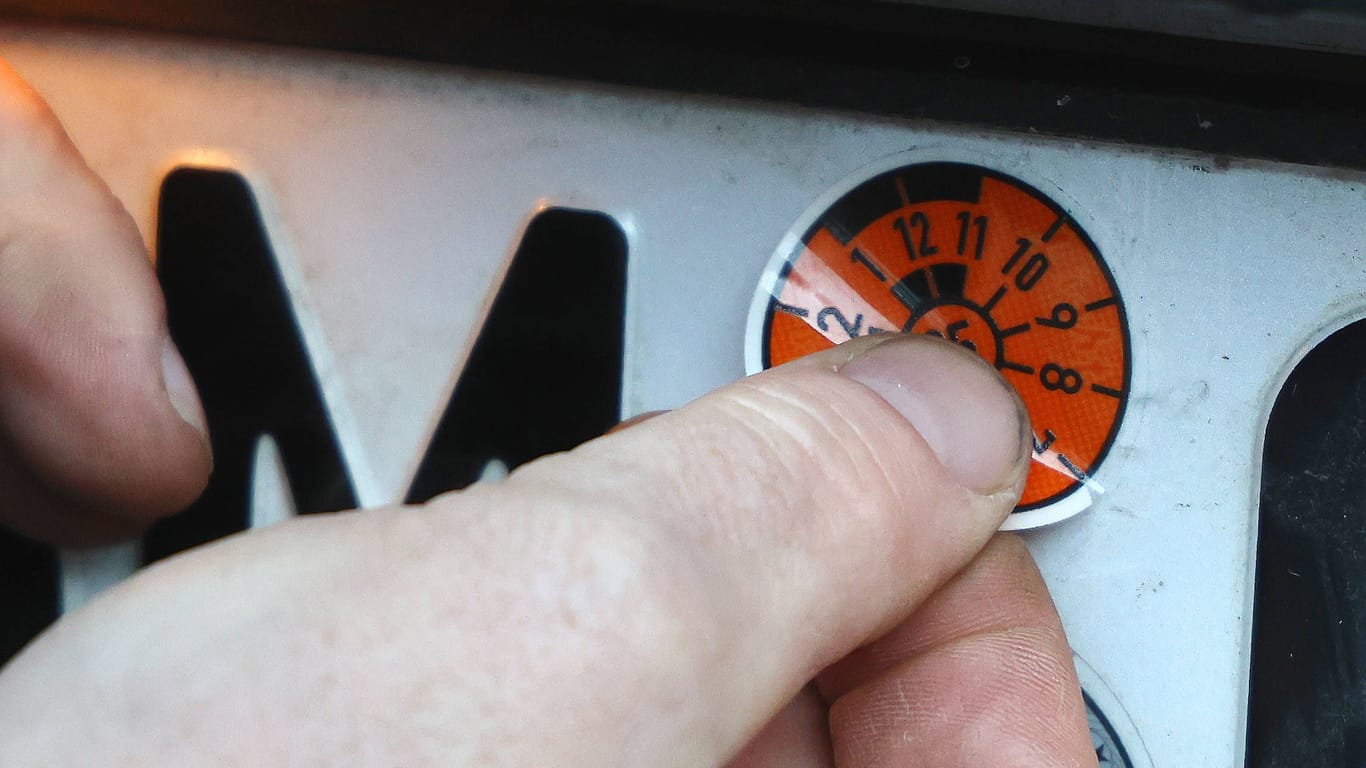 TÜV-Plakette: Wer mit dieser orangefarbenen Plakette fährt, muss im Jahr 2025 wieder zur HU.