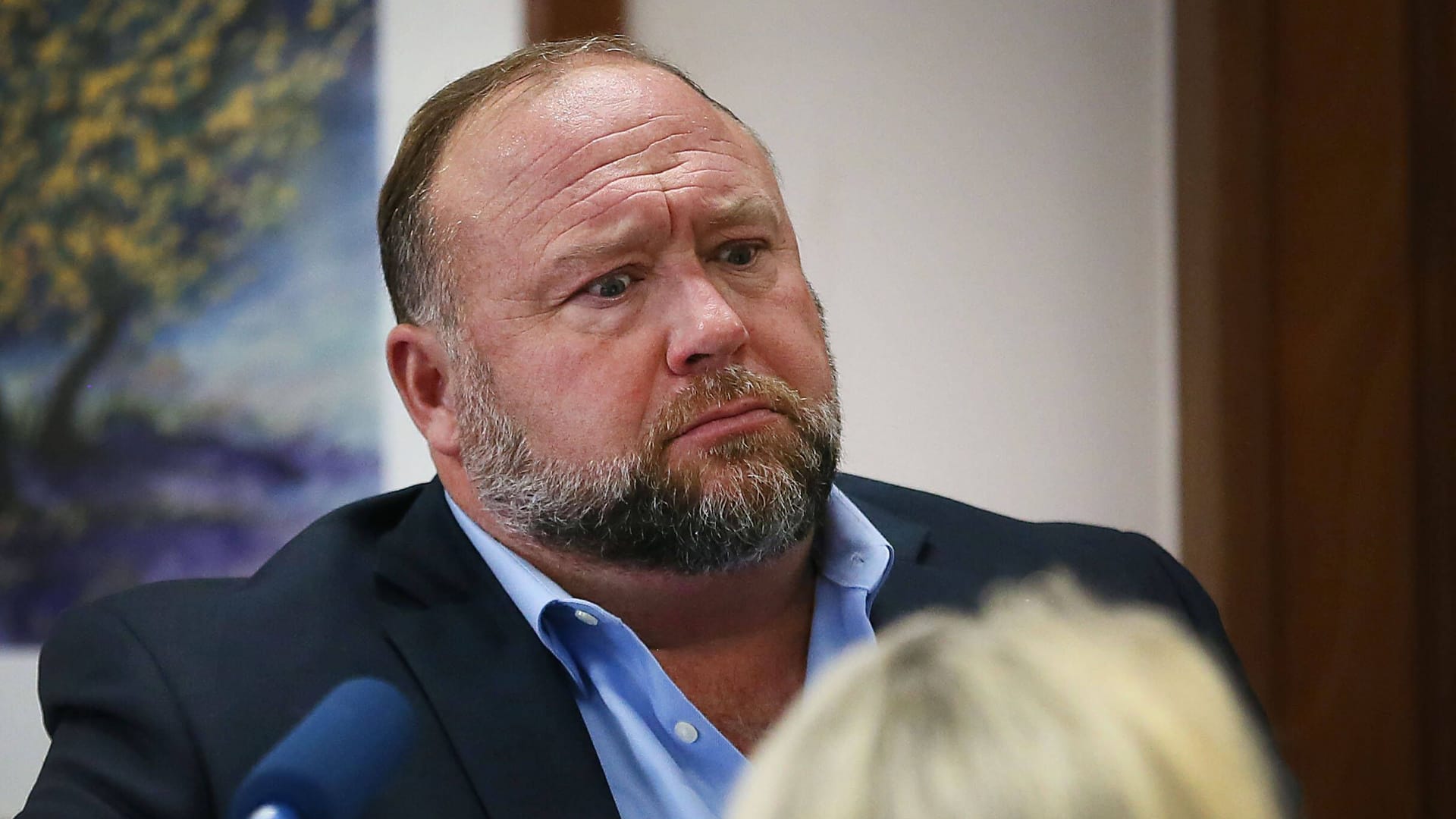 Verschwörungsideologe Alex Jones im Oktober 2022 vor Gericht in Texas: Er muss den Familien der Opfer, die er als "Krisenschauspieler" beschimpfte, 965 Millionen Dollar zahlen.