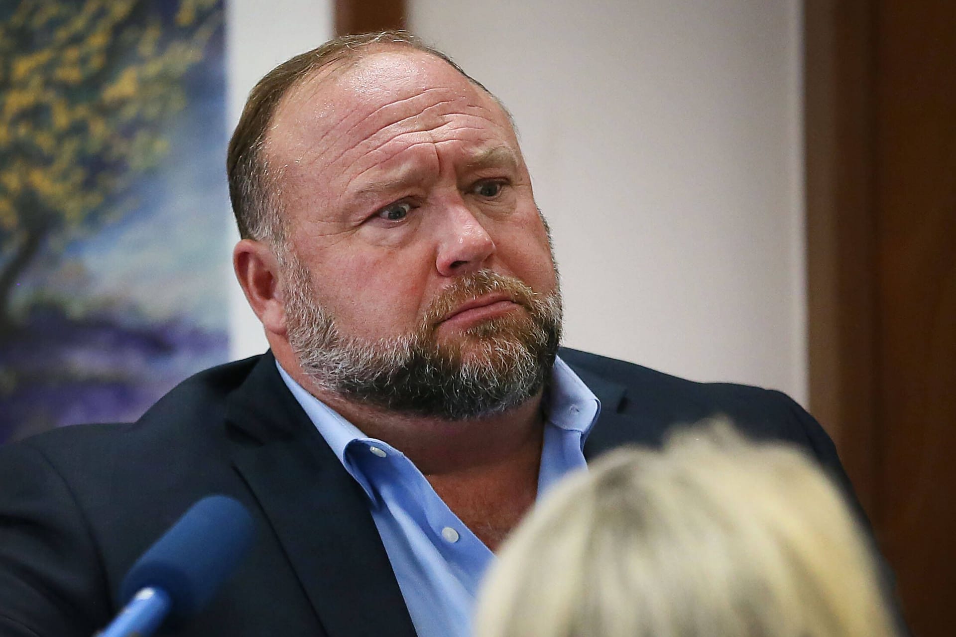 Verschwörungsideologe Alex Jones im Oktober 2022 vor Gericht in Texas: Er muss den Familien der Opfer, die er als "Krisenschauspieler" beschimpfte, 965 Millionen Dollar zahlen.