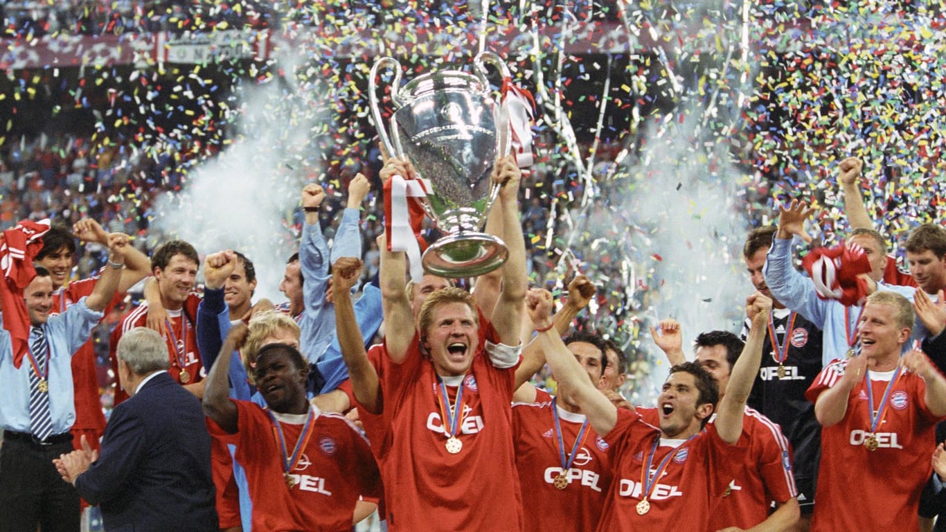 Sein größter Erfolg: Stefan Effenberg stemmt 2001 als Kapitän des FC Bayern den Henkelpott in die Höhe.