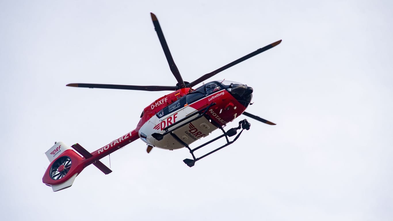 Ein Rettungshubschrauber fliegt zur Notaufnahme einer Klinik