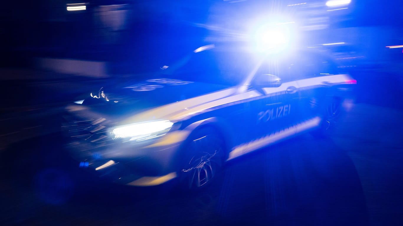 30.11.2023, Baden-Württemberg, Stuttgart: Ein Polizeifahrzeug fährt mit Blaulicht auf einer Straße.