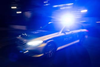 30.11.2023, Baden-Württemberg, Stuttgart: Ein Polizeifahrzeug fährt mit Blaulicht auf einer Straße.