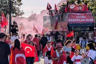 Bis zu 2.000 Fans der Türkei marschierten zum Heiligengeistfeld: Am Abend spielt die Türkei in Hamburg gegen Tschechien.