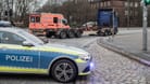 Die Polizei steht an einem Unfallort (Symbolbild): Seit 2004 sind auf Hamburgs Straßen fast 600 Menschen tödlich verunglückt.