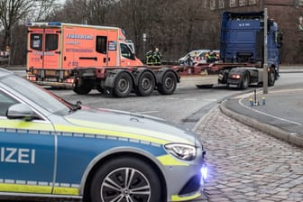 Die Polizei steht an einem Unfallort (Symbolbild): Seit 2004 sind auf Hamburgs Straßen fast 600 Menschen tödlich verunglückt.
