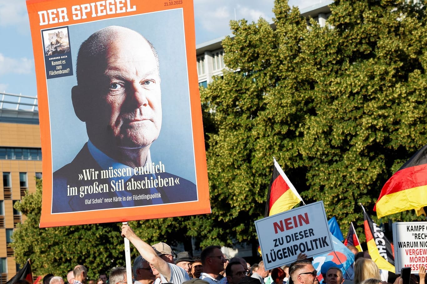 Demo in Mannheim: Ein Demonstrant hält ein Plakat in die Luft.