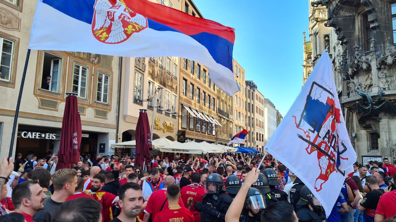 Der Marienplatz in München: Unzählige Serben feiern dort vor dem Spiel gegen Dänemark in der Allianz Arena.