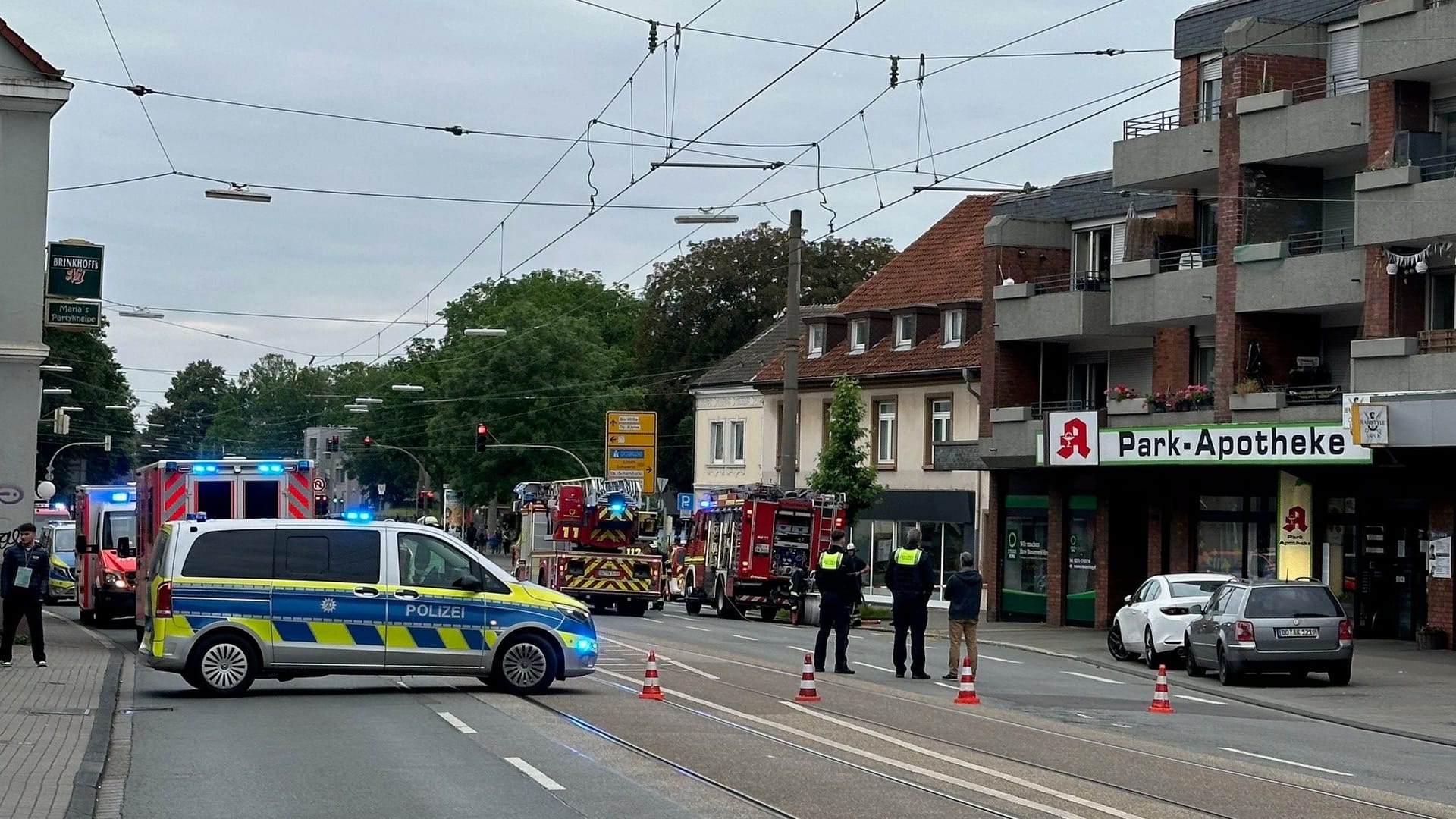 Feuerwehreinsatz auf der Wambeler Straße: Die Straße musste für den Einsatz gesperrt werden.