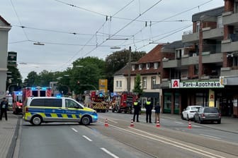 Feuerwehreinsatz auf der Wambeler Straße: Die Straße musste für den Einsatz gesperrt werden.