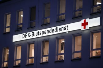 Der Blutspendedienst des Deutschen Roten Kreuzes: Anlässlich der Fußball-EM wird eine Abnahme der Blutspendebereitschaft befürchtet.