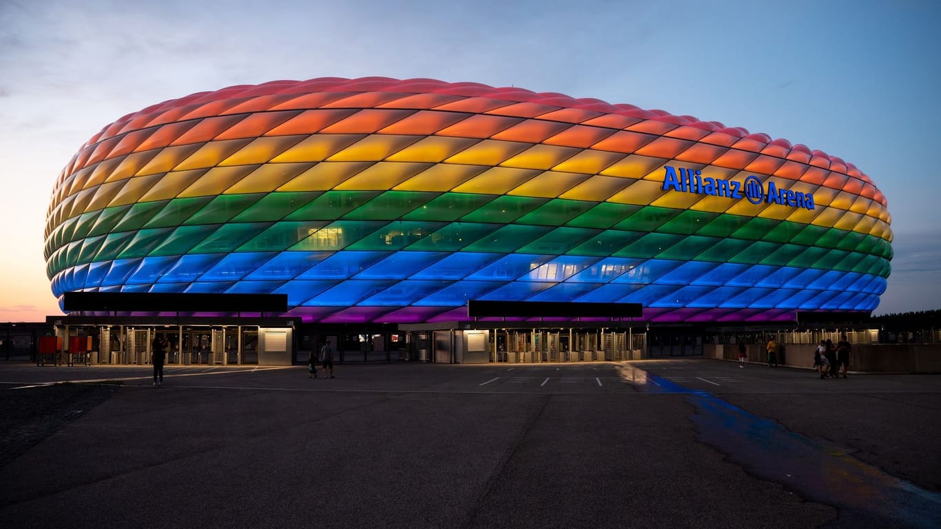 Münchner Arena mit Regenbogenbeleuchtung