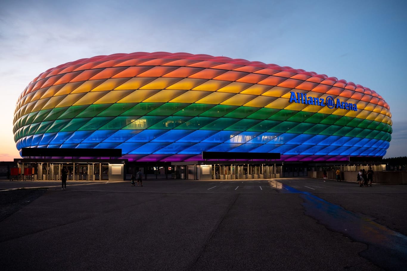 Münchner Arena mit Regenbogenbeleuchtung