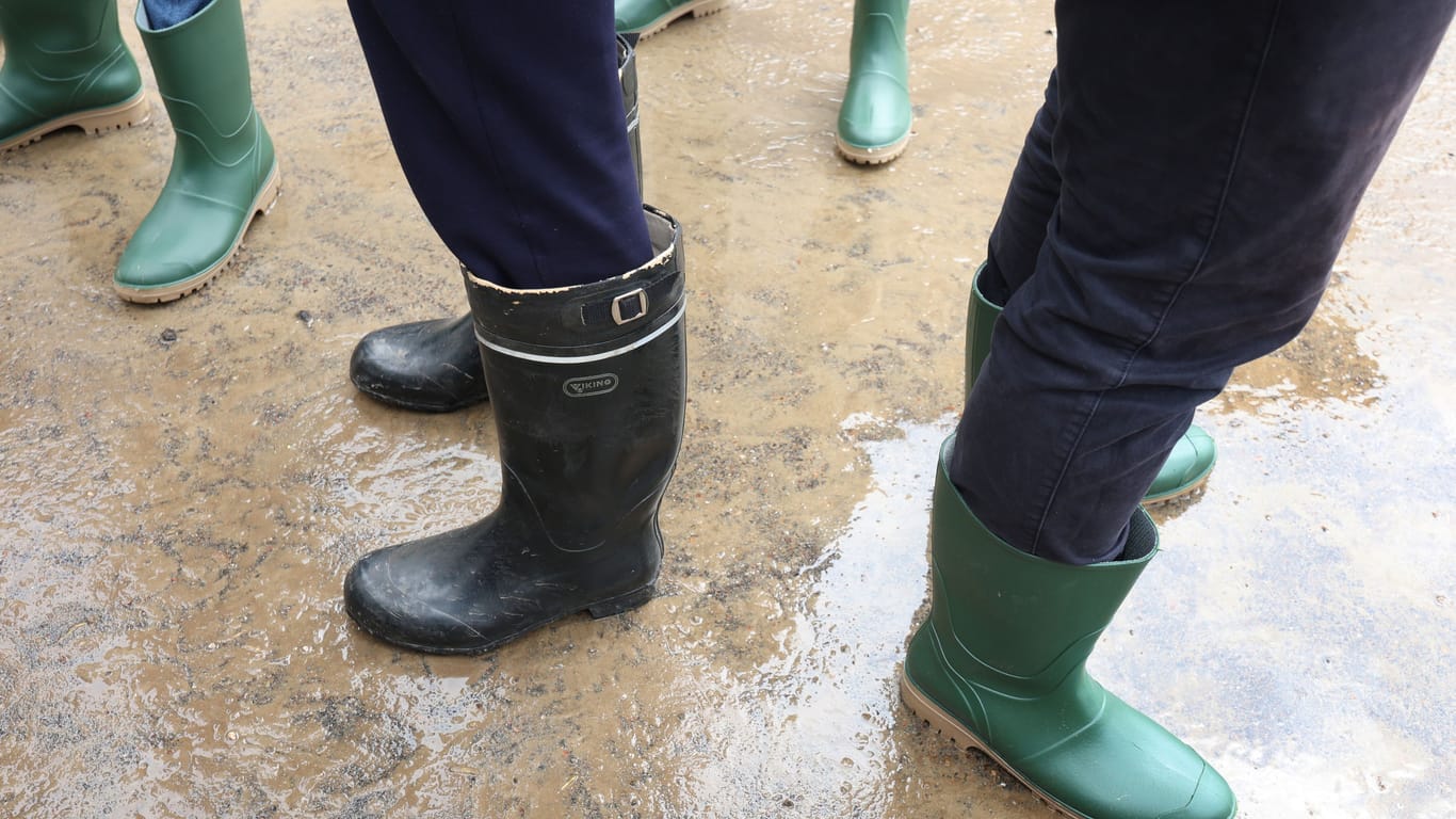 Verkehrte Welt: CSU-Chef Markus Söder trägt grüne, Grünen-Minister Robert Habeck blaue Gummistiefel bei ihrem Besuch im Hochwassergebiet.