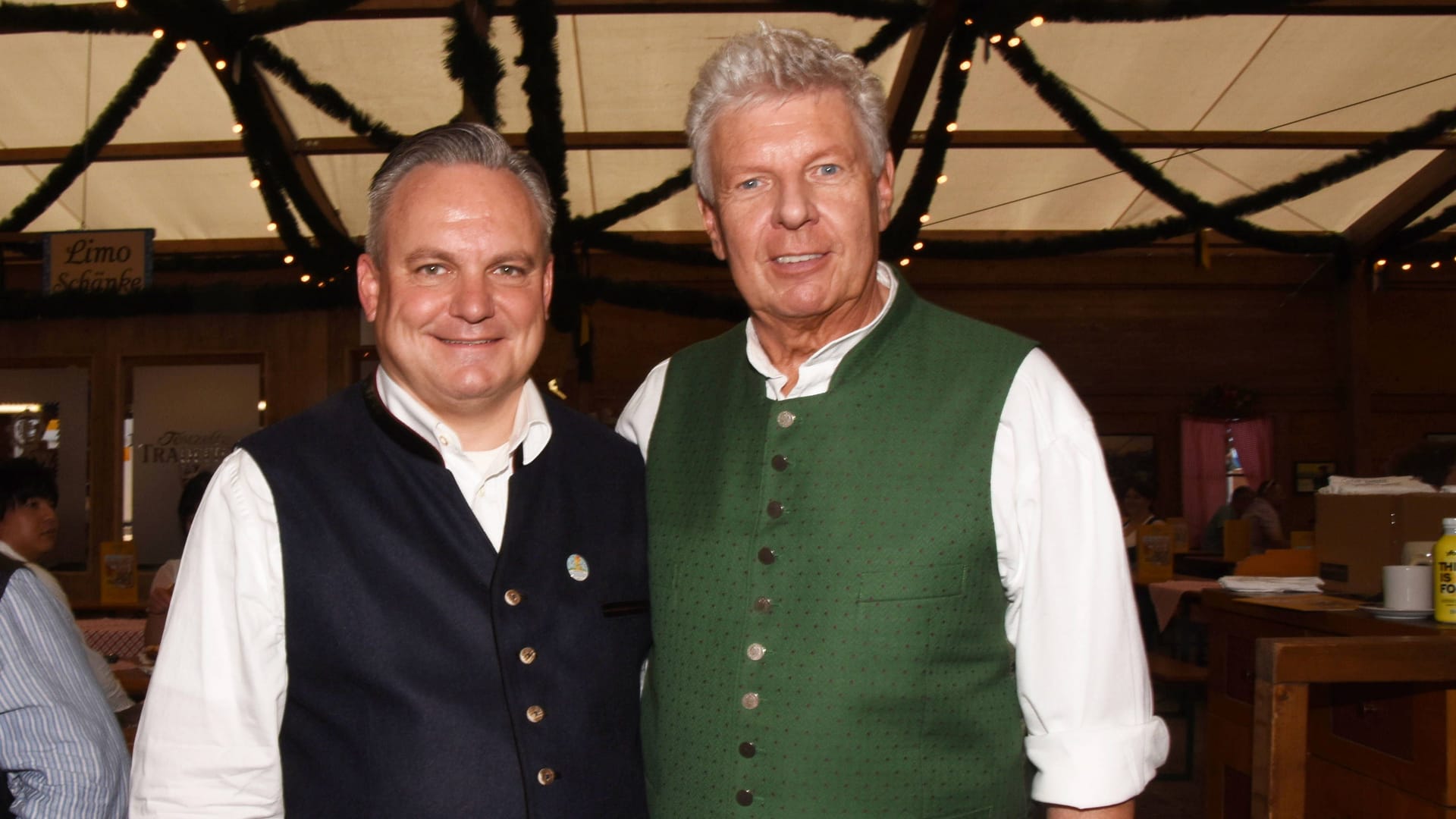 Christian Scharpf (links) mit Münchens OB Dieter Reiter auf der Oiden Wiesn (Archivfoto): Medienberichten zufolge soll Scharpf am Dienstag vorgestellt werden.