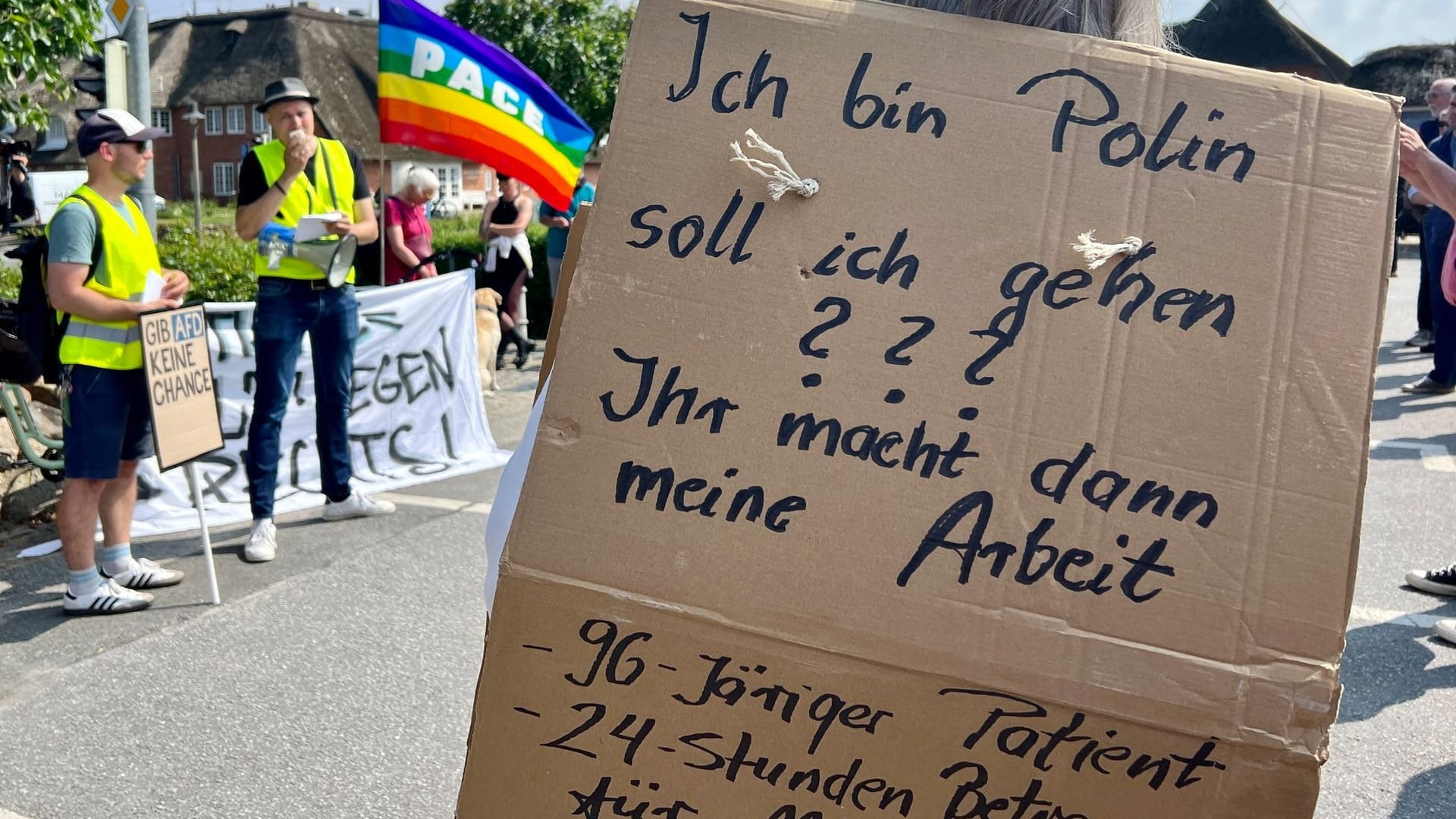 Demonstration gegen Rassismus in Kampen am 26.05.2024: Eine Frau trägt während einer Mahnwache gegen rechts ein Plakat mit der Aufschrift "Ich bin Polin, soll ich gehen ???"