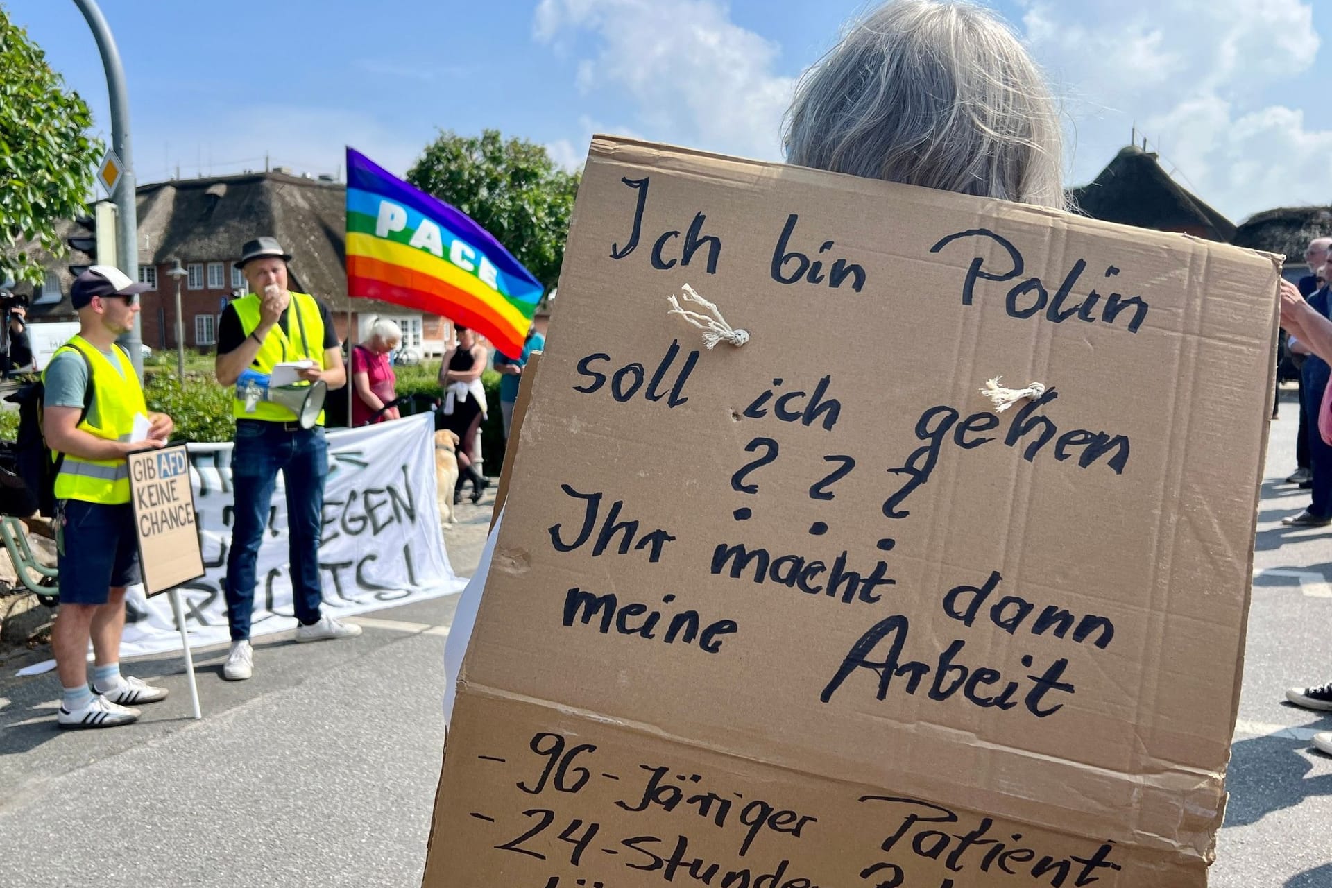 Demonstration gegen Rassismus in Kampen am 26.05.2024: Eine Frau trägt während einer Mahnwache gegen rechts ein Plakat mit der Aufschrift "Ich bin Polin, soll ich gehen ???"