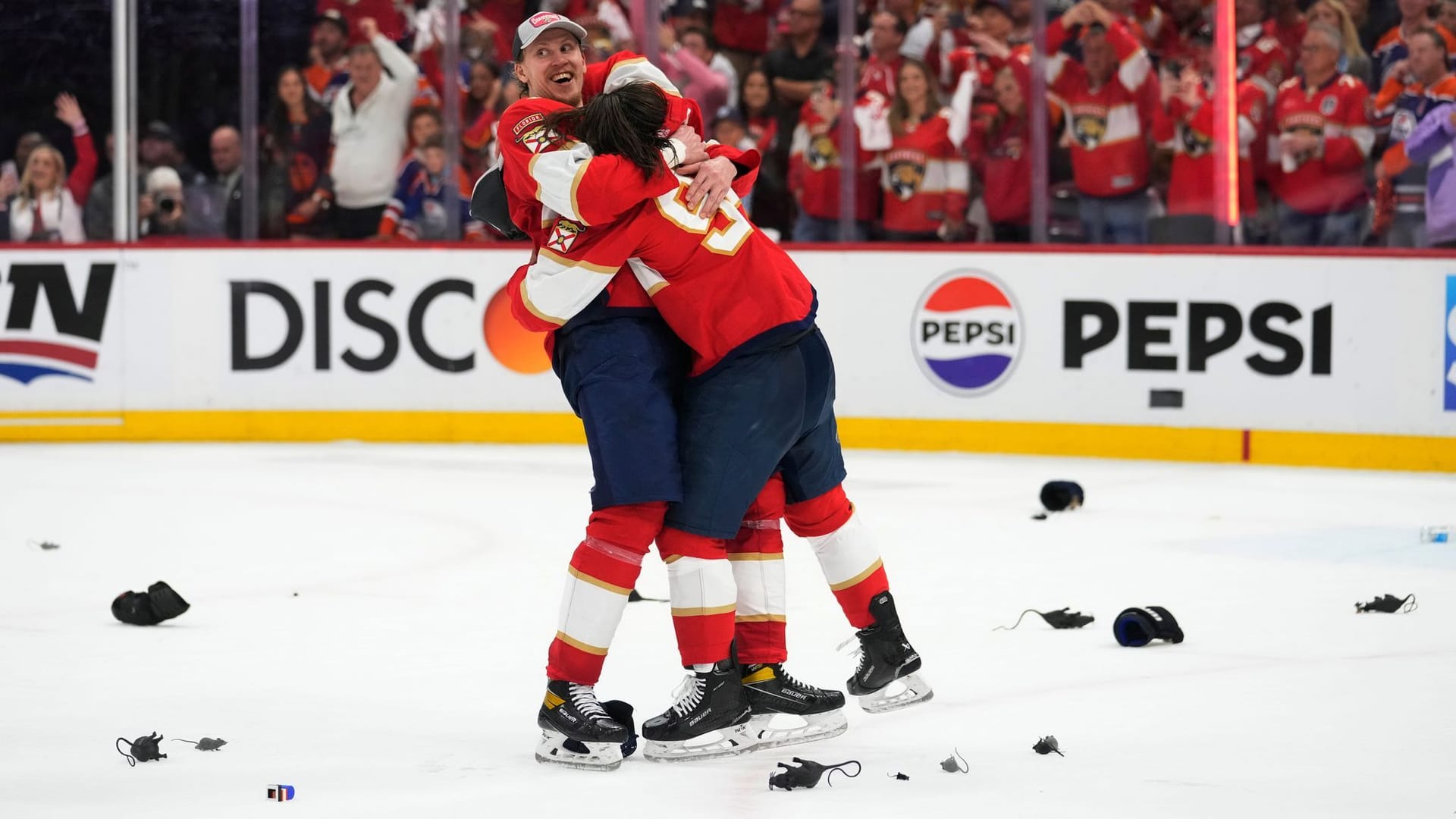 Die Florida Panthers jubeln über den Sieg: Der Triumph kam nach einem dramatischen Finale.