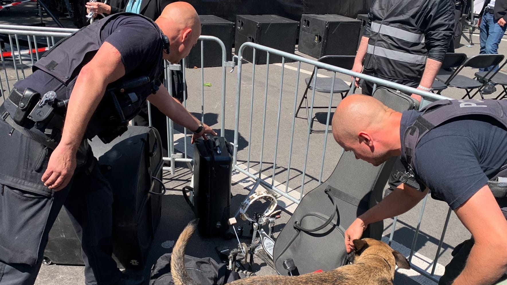 Sprengstoffspurhunde der Polizei. Die Veranstaltung auf der Hauptbühne verzögerte sich aufgrund eines Verdachtsmoments