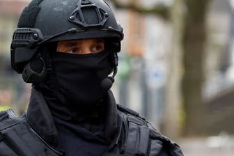 Niederländischer Polizist (Symbolbild): In Rotterdam wurde ein Sprengsatz in ein Haus geworfen.