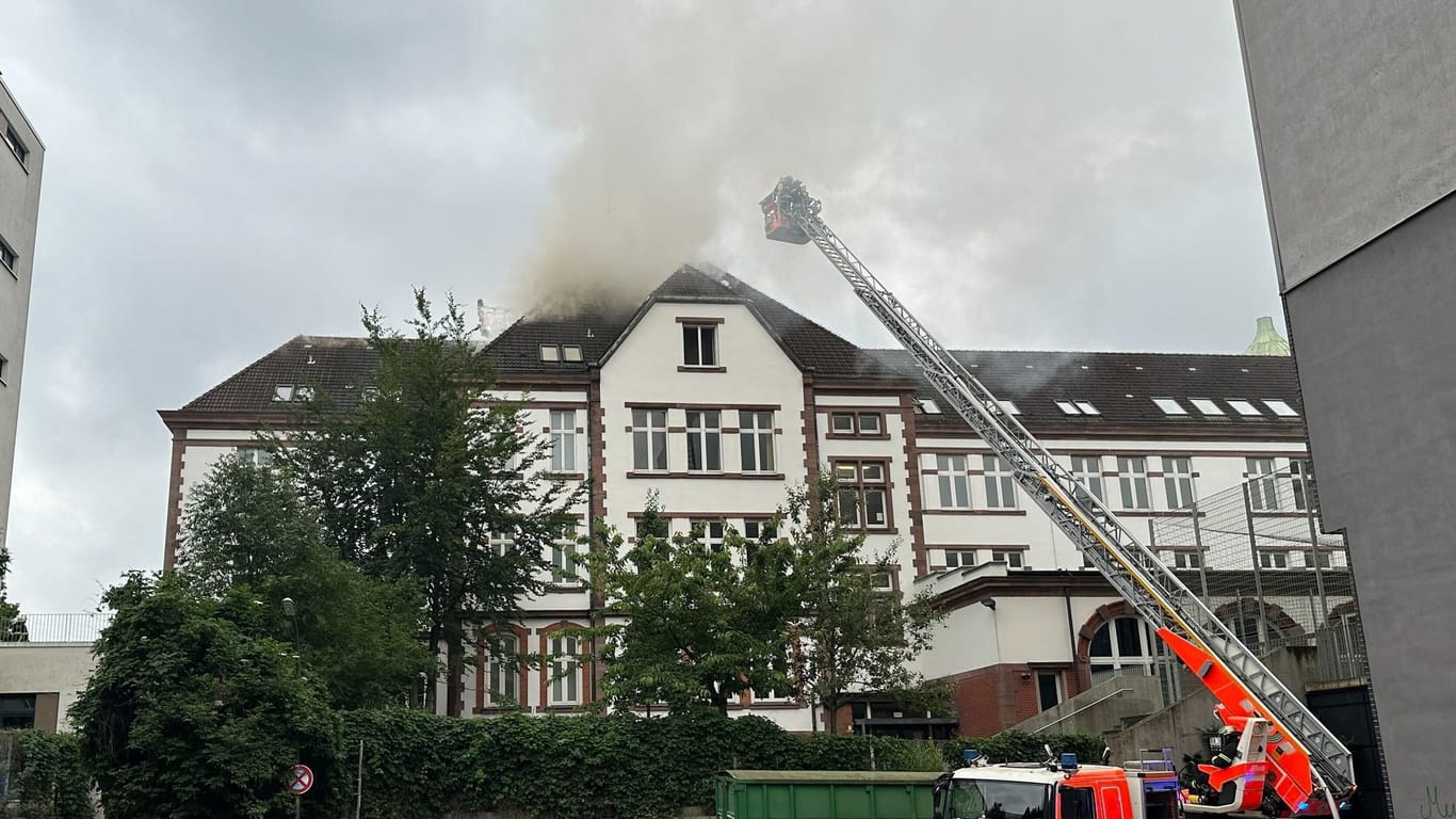Dach von Schule in Hamburg brennt