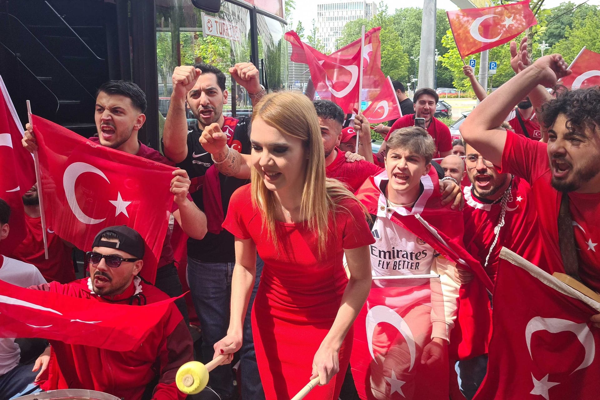 Türkische Fans vor dem EM-Spiel auf der Kleppingstraße: Lautstark feiern sie das Auftaktspiel der Türken.