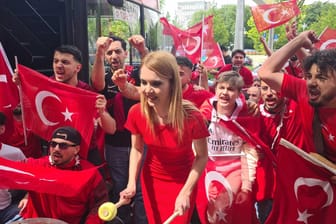 Türkische Fans vor dem EM-Spiel auf der Kleppingstraße: Lautstark feiern sie das Auftaktspiel der Türken.