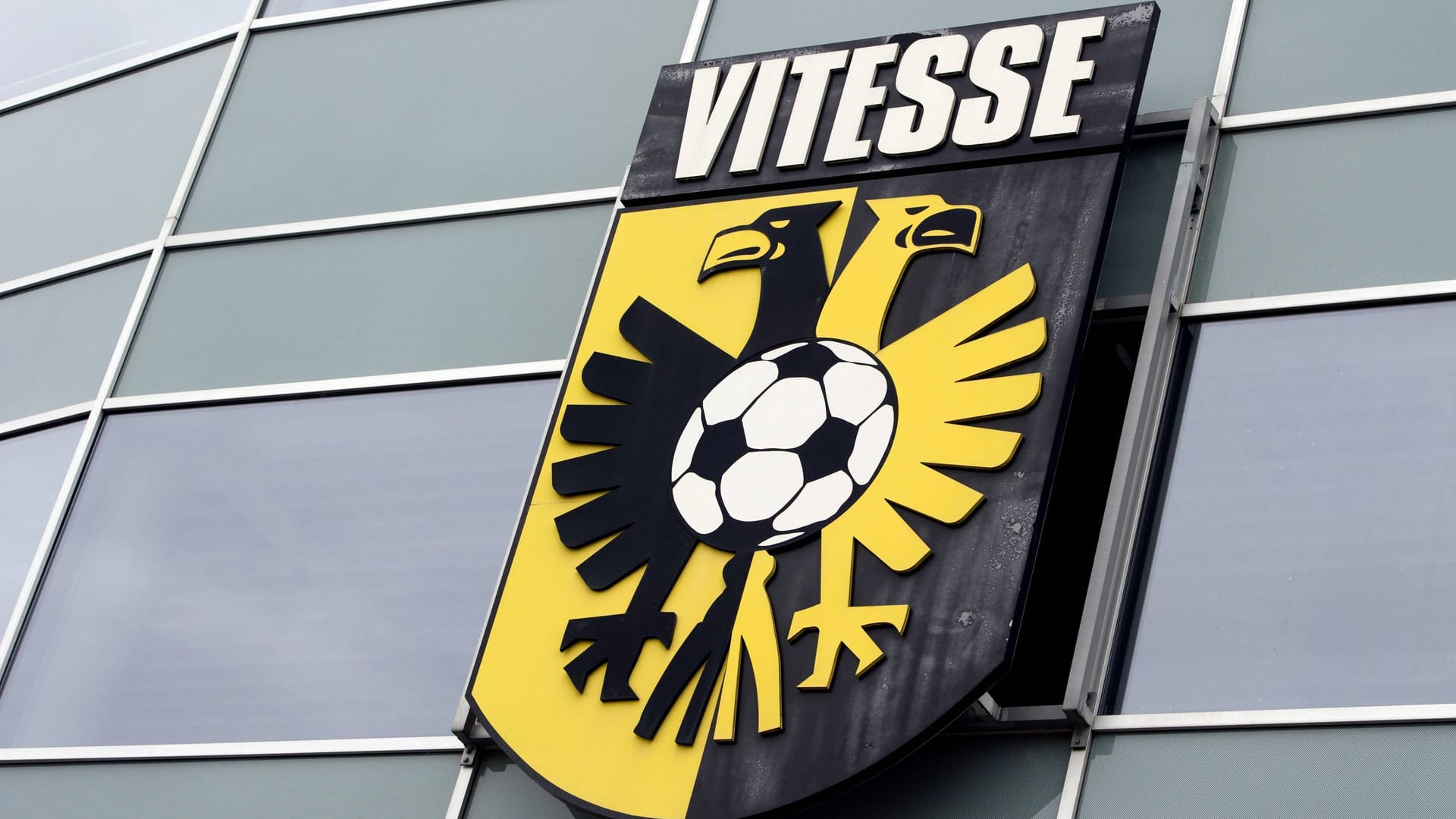 Das Vereinswappen von Vitesse: Der niederländische Klub aus Arnheim steckt in der Krise.