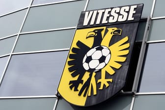 Das Vereinswappen von Vitesse: Der niederländische Klub aus Arnheim steckt in der Krise.