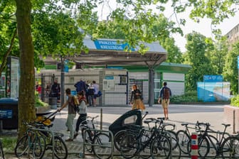 Blick auf den Eingang des Prinzenbad Kreuzberg in Neukölln: Durch verschiedene Maßnahmen sollen sich Gäste in diesem Sommer sicherer fühlen.