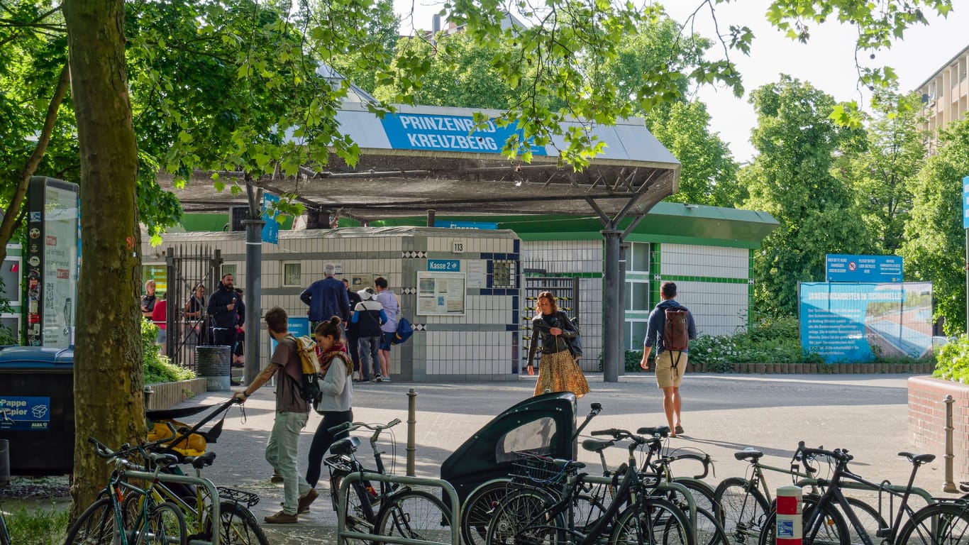 Blick auf den Eingang des Prinzenbad Kreuzberg in Neukölln: Durch verschiedene Maßnahmen sollen sich Gäste in diesem Sommer sicherer fühlen.